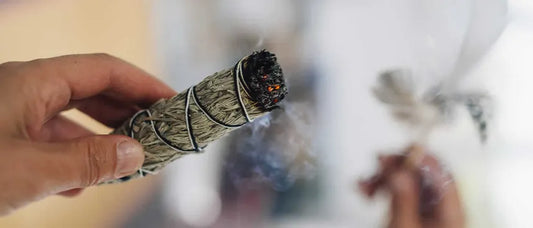 Incenso, Salvia Bianca e Palo Santo: Tre Segreti Antichi per Purificare Energia e Aria