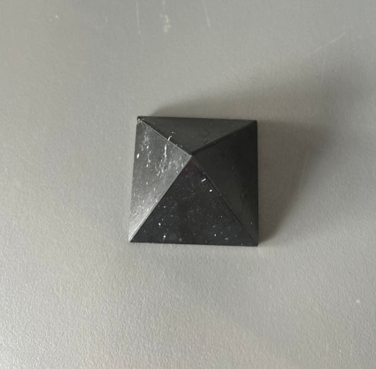Piramide in Shungite